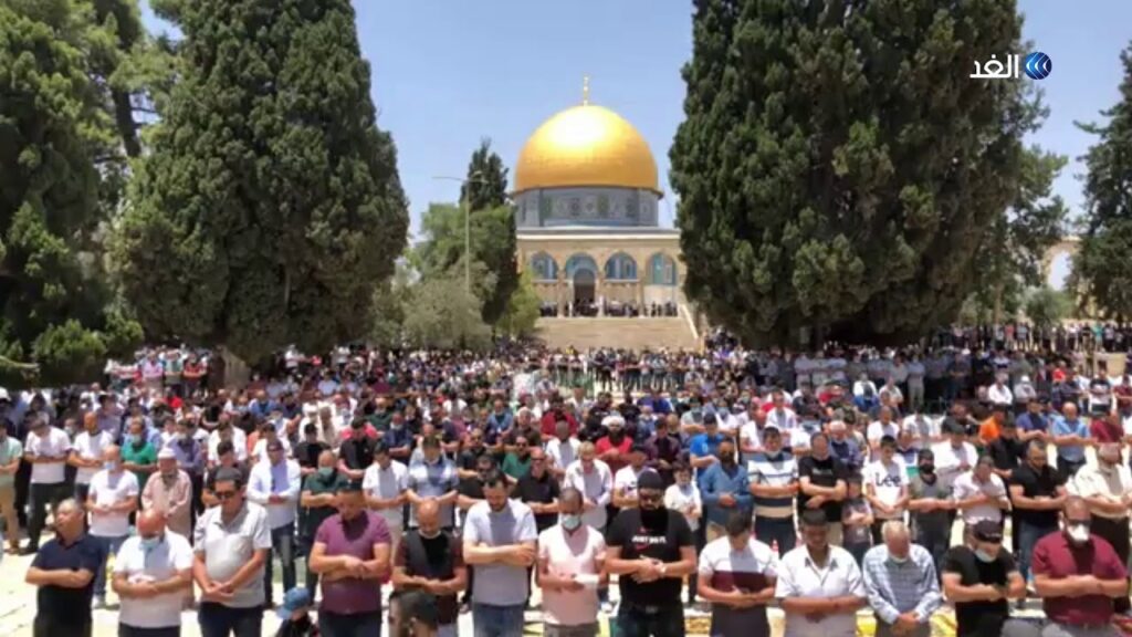 50 ألف فلسطيني يؤدون صلاة الجمعة في المسجد الأقصى 1 maxresdefault1732882204
