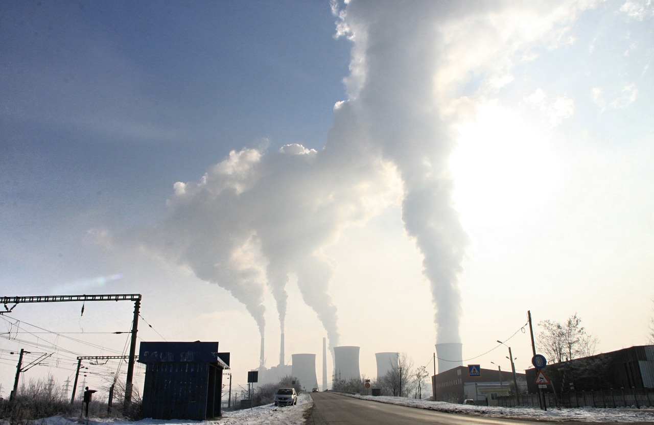 مفارقة بيئية مثيرة.. تصاعد أعمدة دخان محملة بغاز الميثان قرب مقر قمة المناخ "كوب 29" 1 pollution 87684 12801731487863