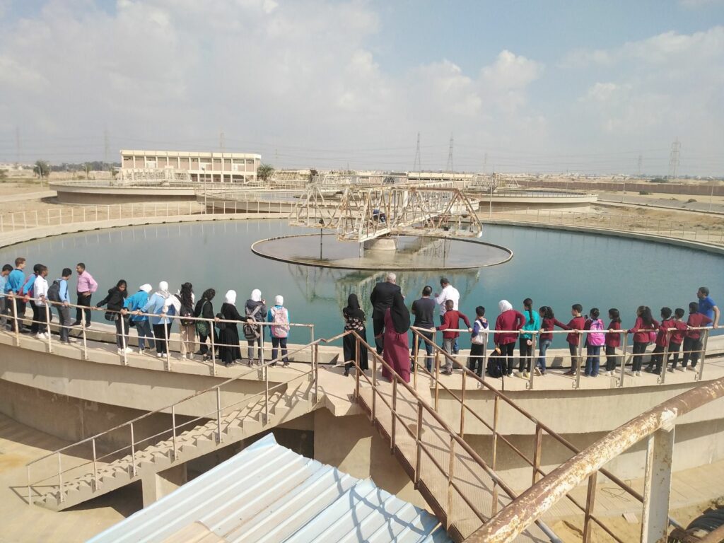 طلاب المعهد التكنولوجي وإحدى المدارس بالعاشر من رمضان يزورون محطات مياه الشرب بالمدينة 1 1 12 2023 13 30 31 GomhuriaOnline 2217014302311733047925