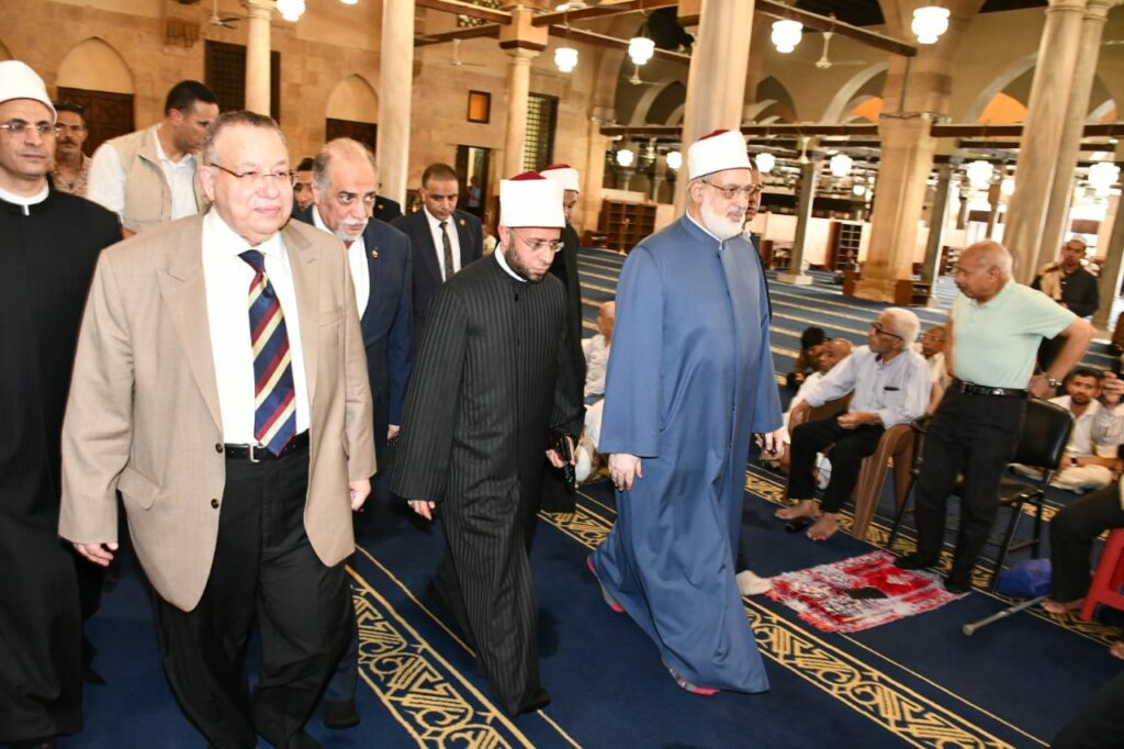 تكريم وزير الأوقاف ووكيل الأزهر خلال مؤتمرُ "الفلسفة الإسلامية" الذي تستضيفه دارُ الإفتاء 1 2841733581144